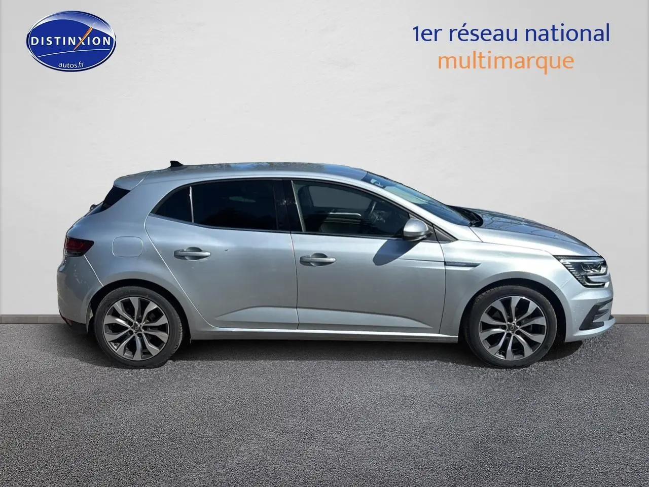 Profil droit de la Renault Mégane IV 1.5 Blue dCi 115 Techno EDC gris Highland avec jantes alliage 17 pouces.