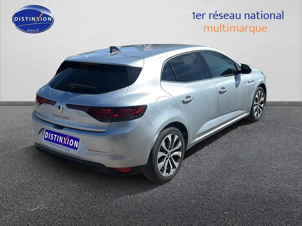 Renault Mégane IV gris Highland vue 3/4 arrière droit avec vitres teintées et jantes alliage 17 pouces.