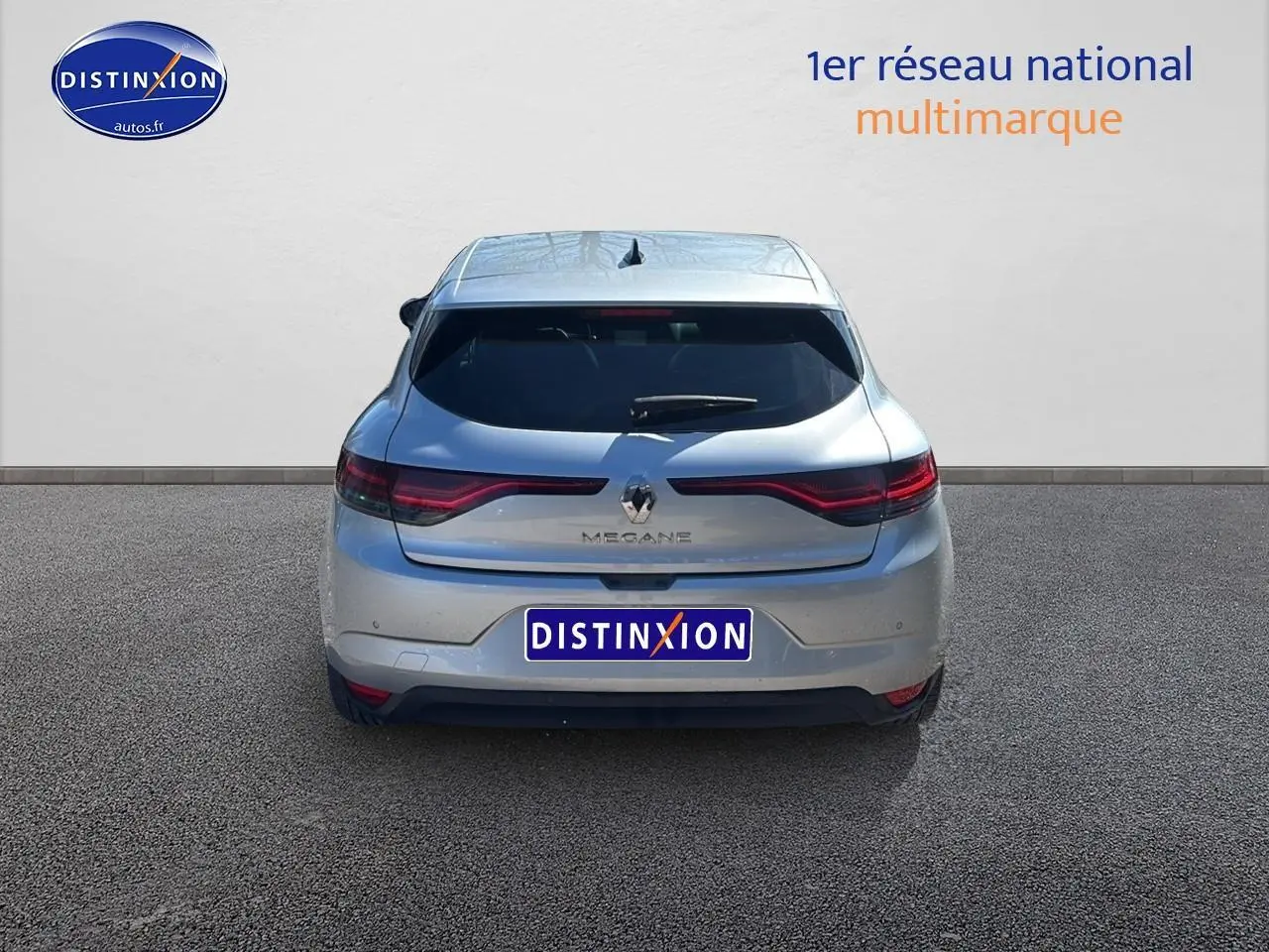 Vue arrière d'une Renault Mégane IV gris Highland 2023 avec feux LED et antenne requin sur le toit.