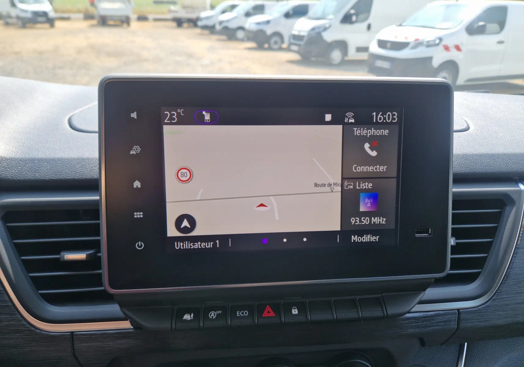 Écran tactile central du tableau de bord du Renault Trafic Combi 2026, affichant la navigation et les options multimédia.