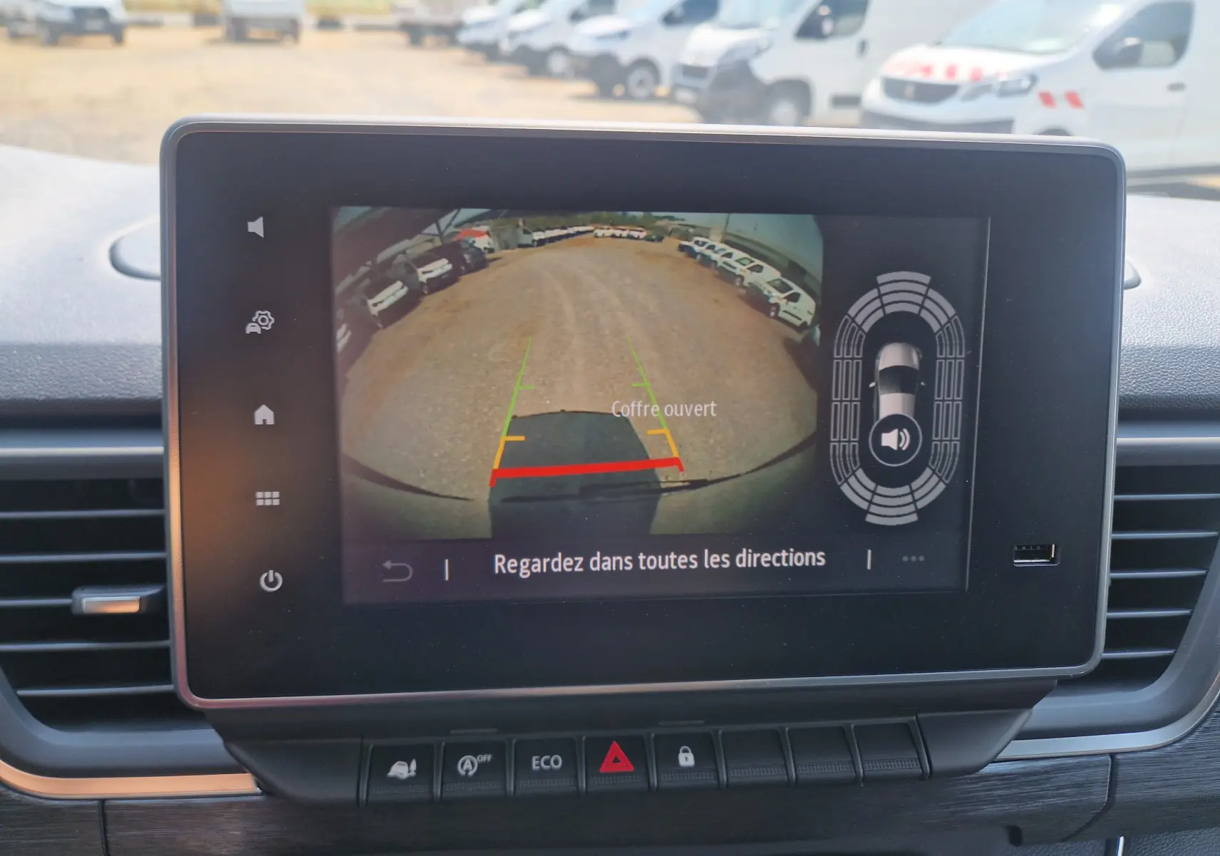 Vue de l'écran de caméra de recul du Renault Trafic Combi gris urbain montrant l'arrière avec coffre ouvert.