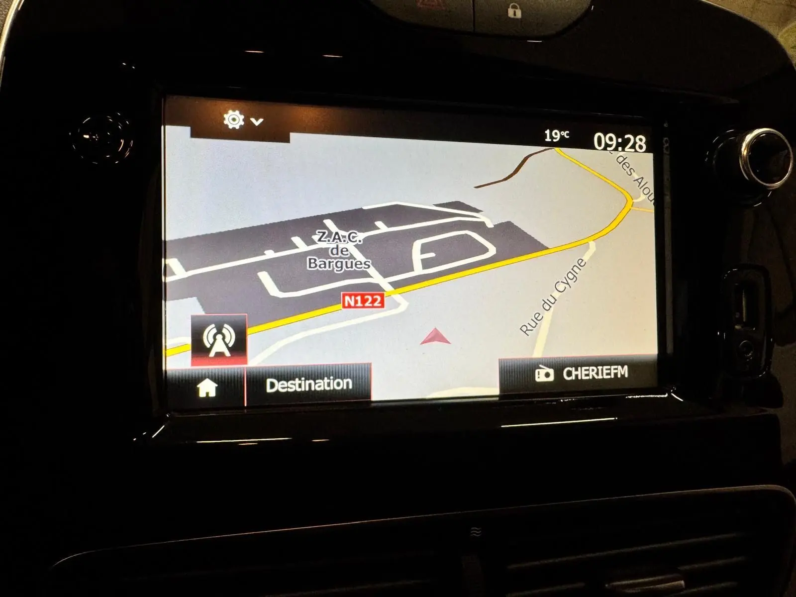 Écran GPS de la Renault Clio IV 1.5 dCi 90 ch montrant une carte avec itinéraire et options radio à 09h28.