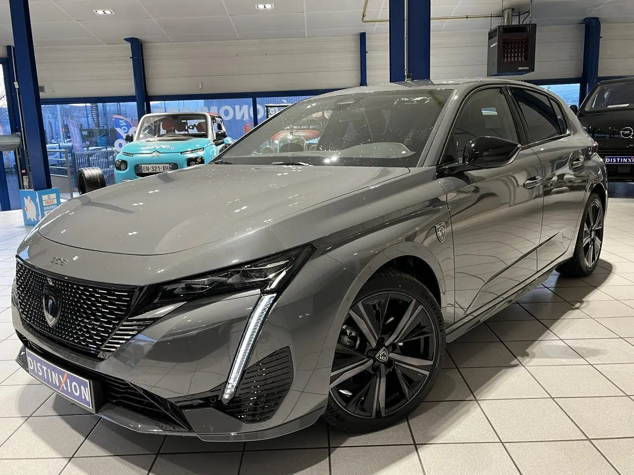 Peugeot 308 gris selenium vue 3/4 avant droit avec calandre noire vernie et jantes alliage 18'' Kamakura.