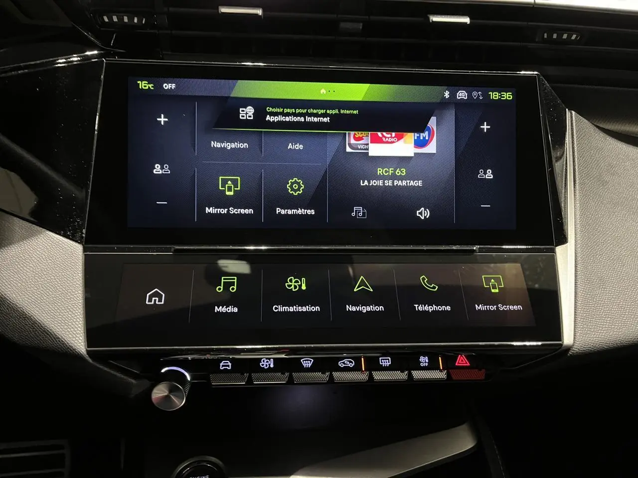 Vue rapprochée de la console centrale tactile noire du Peugeot 308 GT 2024 avec affichage des menus multimédia et navigation.
