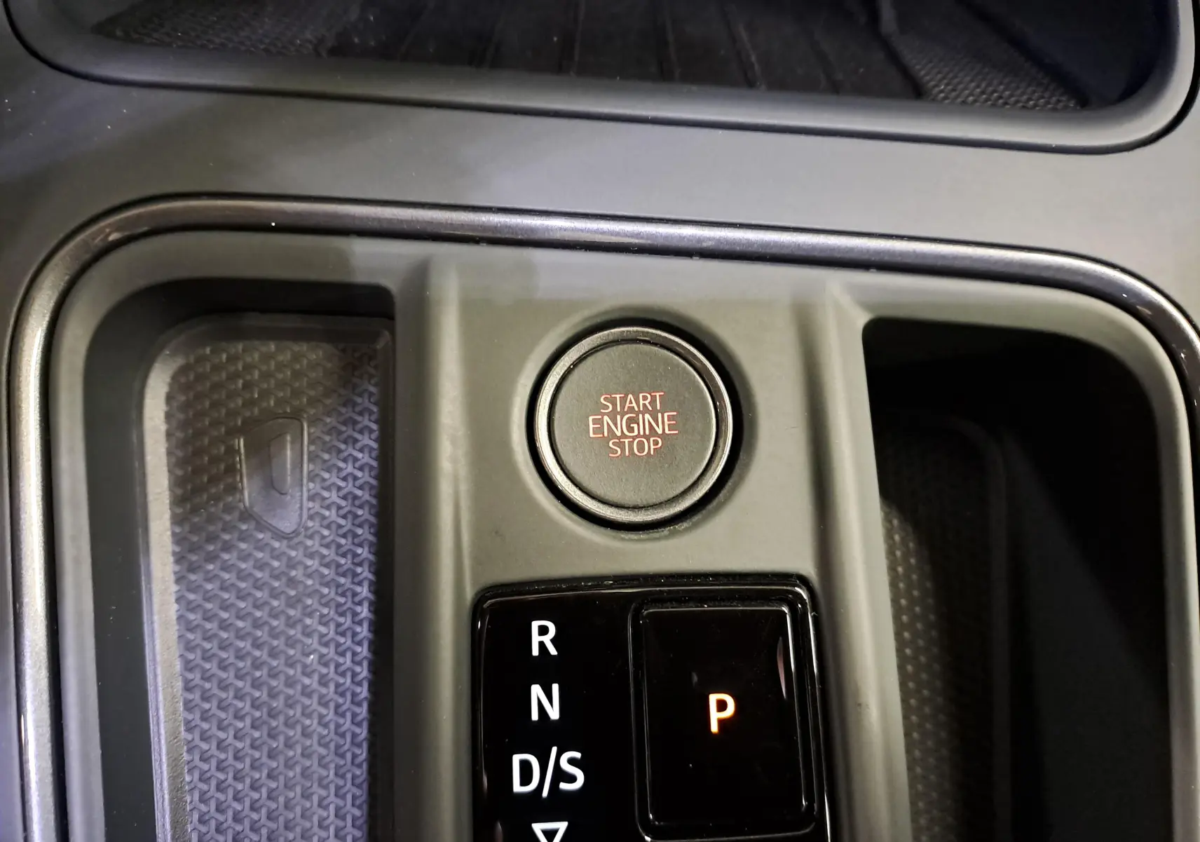 Gros plan sur la console centrale du CUPRA Leon 2023 noir minuit, montrant le bouton Start/Stop et la commande de boîte auto.