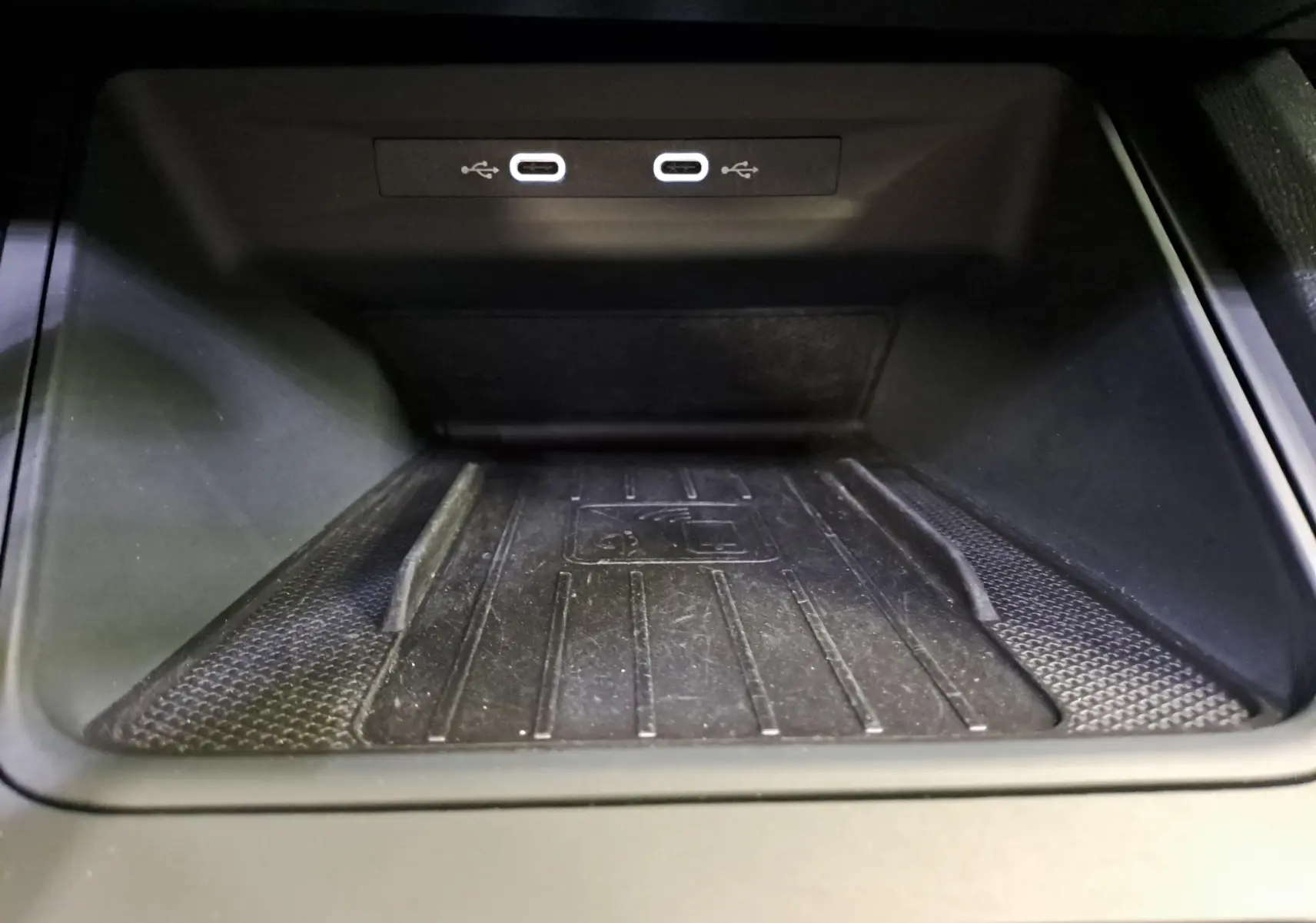 Gros plan sur la zone de recharge sans fil avec deux ports USB-C dans une CUPRA Leon Noir Minuit 2023.