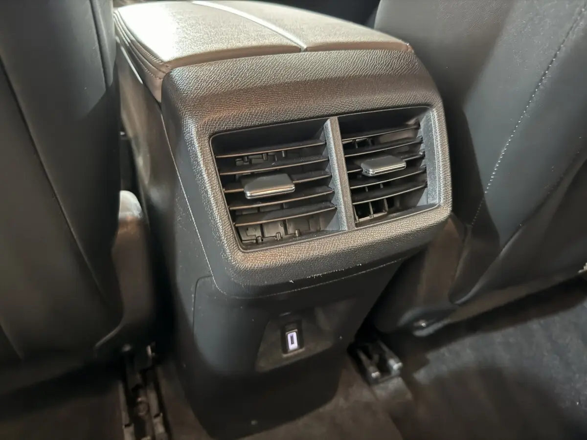 Détail des aérateurs arrière et port USB sur la console centrale du Citroën C5 Aircross bleu.