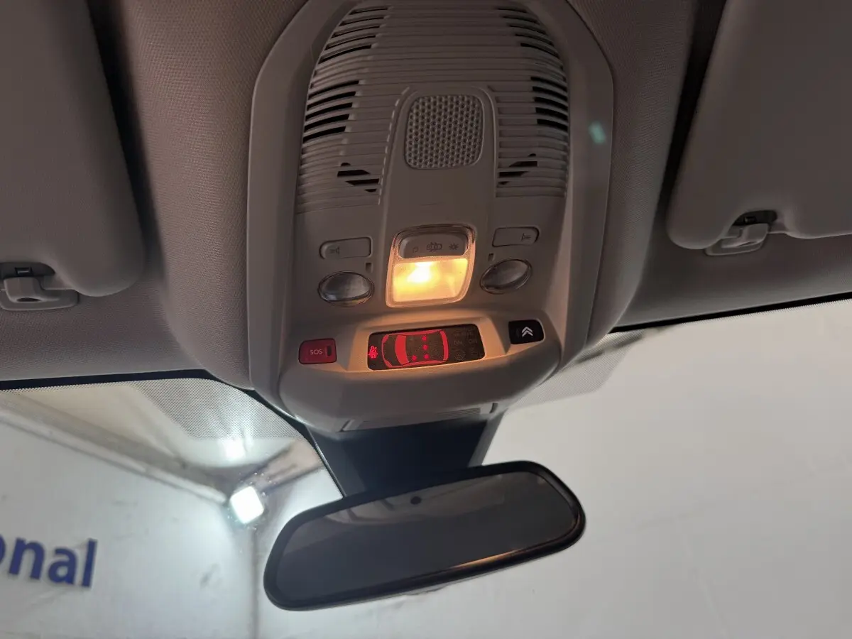Plafonnier avant allumé avec commandes SOS et éclairage, vue intérieure du Citroën C5 Aircross bleu 2021.