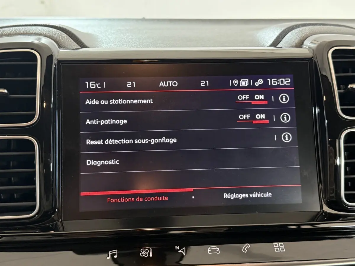 Écran tactile central du Citroën C5 Aircross 2021 affichant les réglages d’aide à la conduite, tableau de bord noir.