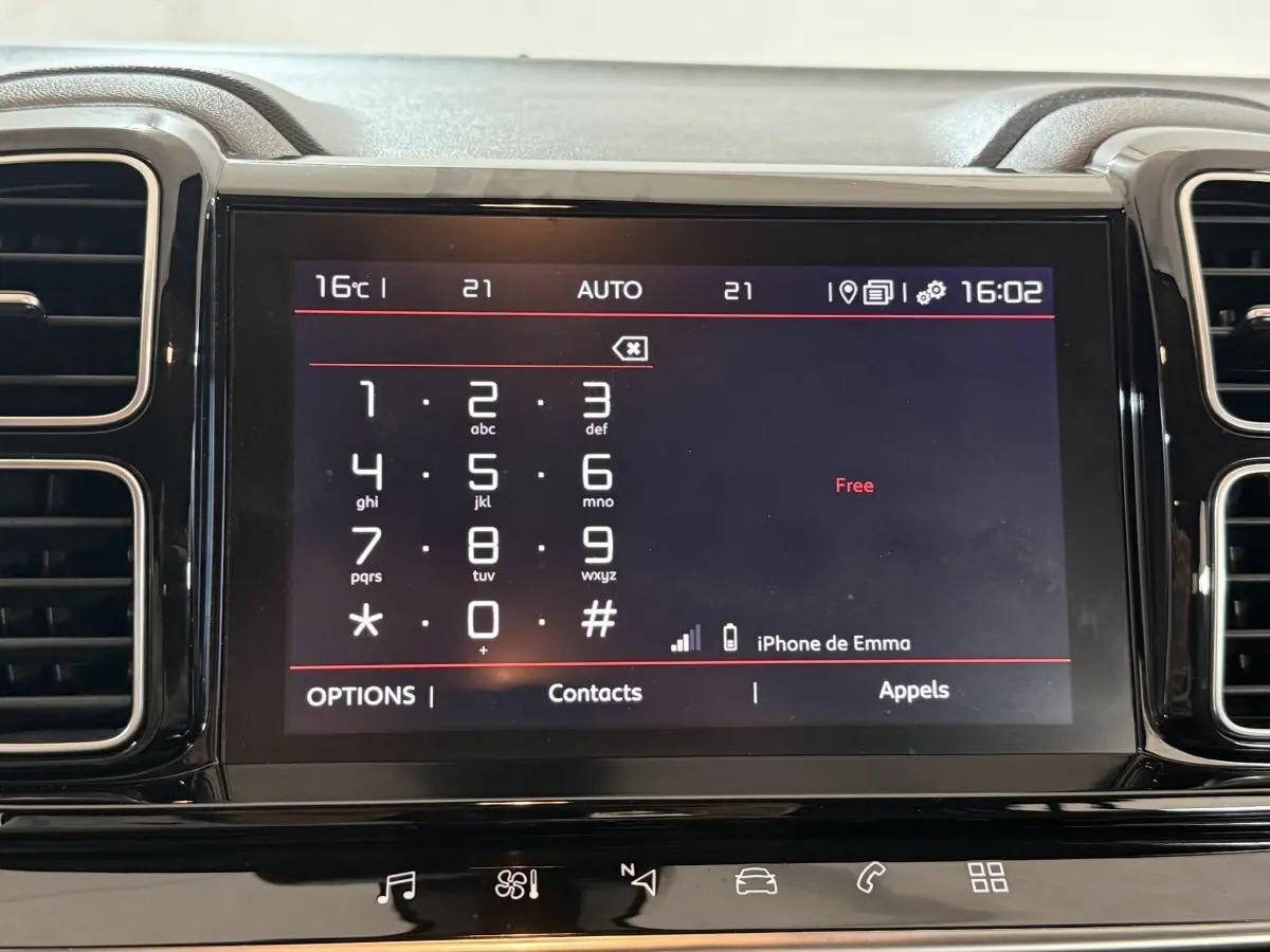 Écran tactile central du tableau de bord du Citroën C5 Aircross bleu, affichant le clavier téléphonique en mode connecté.