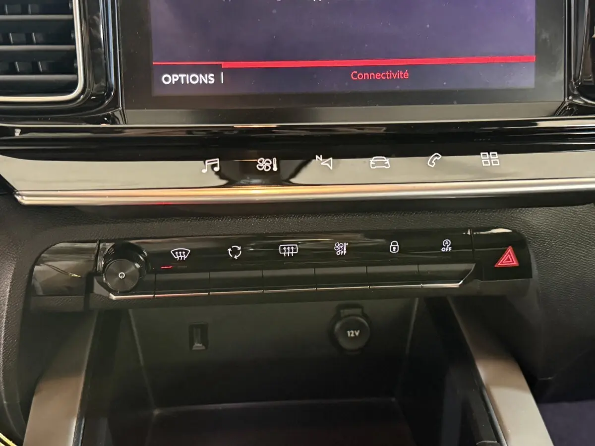 Vue rapprochée du tableau de bord noir du Citroën C5 Aircross avec commandes tactiles et écran tactile affichant "Connectivité".