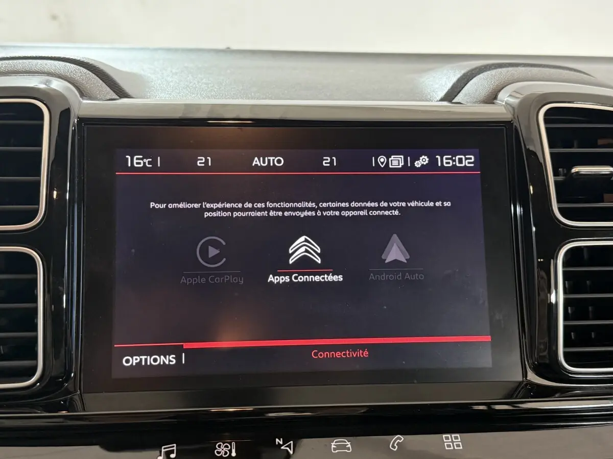 Écran tactile central du tableau de bord du Citroën C5 Aircross, affichant les options de connectivité Apple CarPlay et Android Auto.