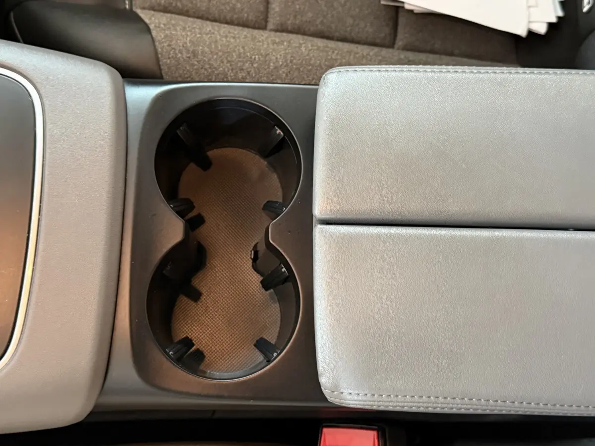 Gros plan sur le porte-gobelets et l'accoudoir gris clair de l'habitacle du Citroën C5 Aircross 2021.