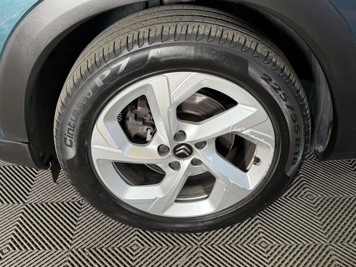 Gros plan sur la roue arrière droite d'un Citroën C5 Aircross bleu, avec pneu Pirelli Cinturato et passage de roue noir.