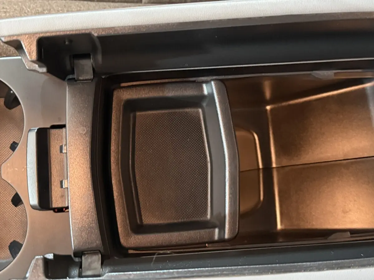 Vue en plongée sur le rangement central intérieur noir du Citroën C5 Aircross bleu, version Business 2021.