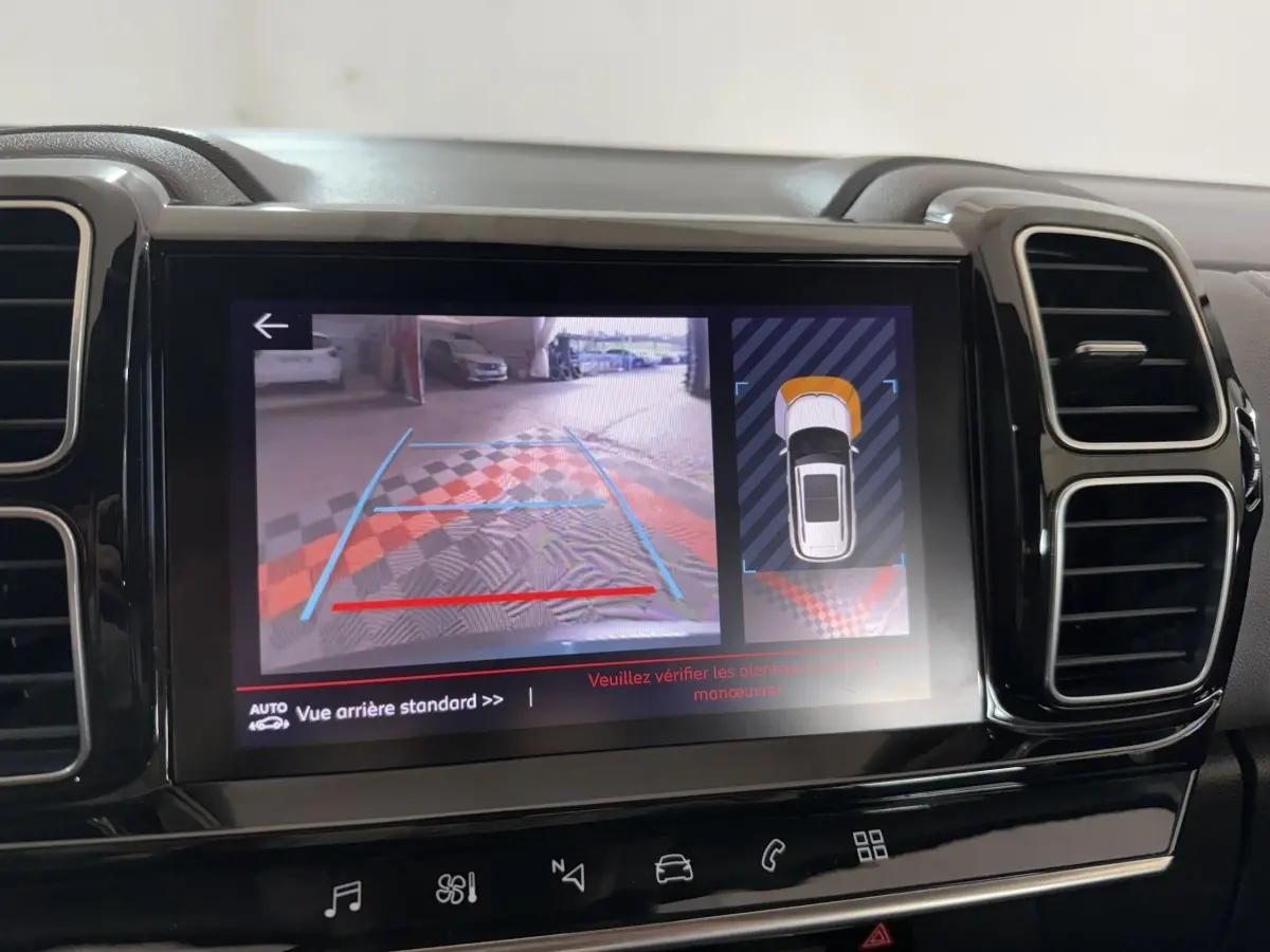 Écran tactile intérieur montrant la caméra de recul et l’aide au stationnement du Citroën C5 Aircross bleu.