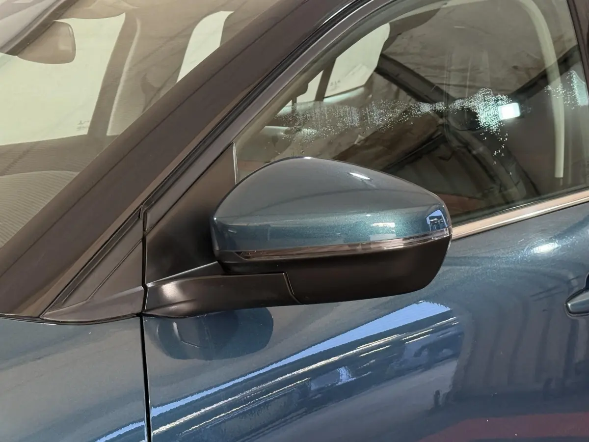 Gros plan sur le rétroviseur côté conducteur bleu métallisé du Citroën C5 Aircross 2021.