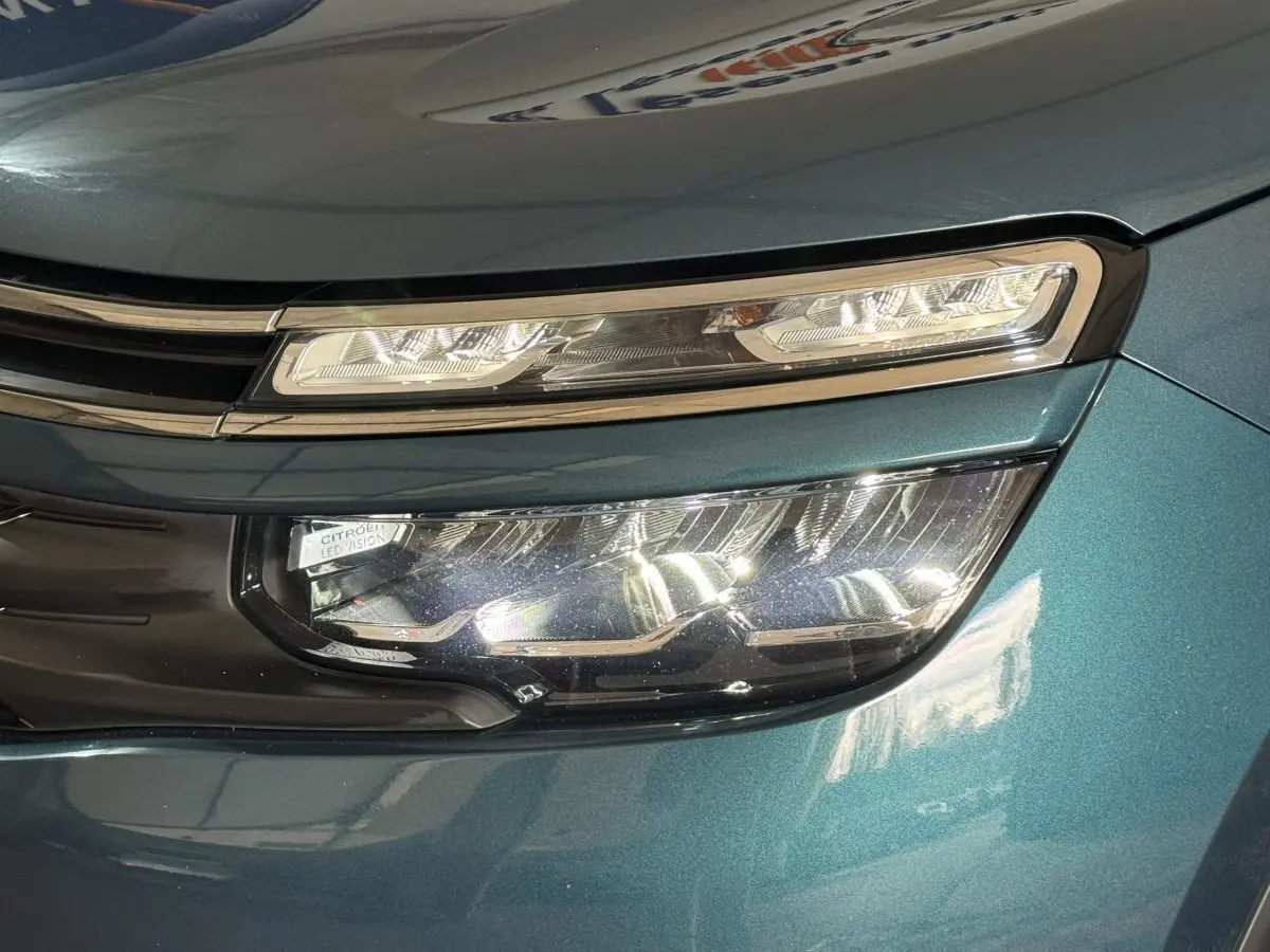 Gros plan sur le phare avant droit LED du Citroën C5 Aircross bleu métallisé, mettant en valeur son design moderne.