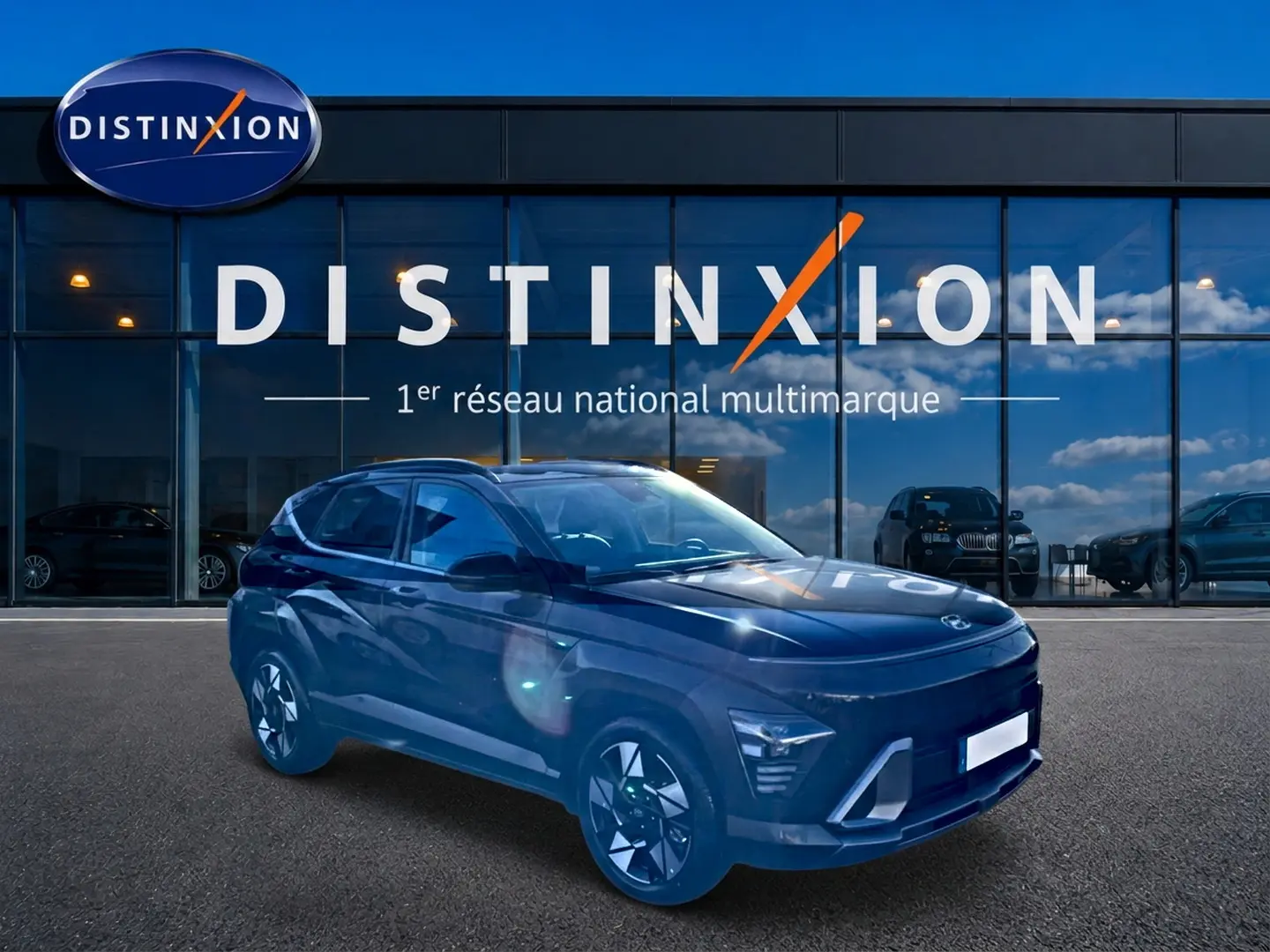 Hyundai Kona 1.6 GDI hybride noir en 3/4 avant droit, avec jantes alliage et feux LED distinctifs.