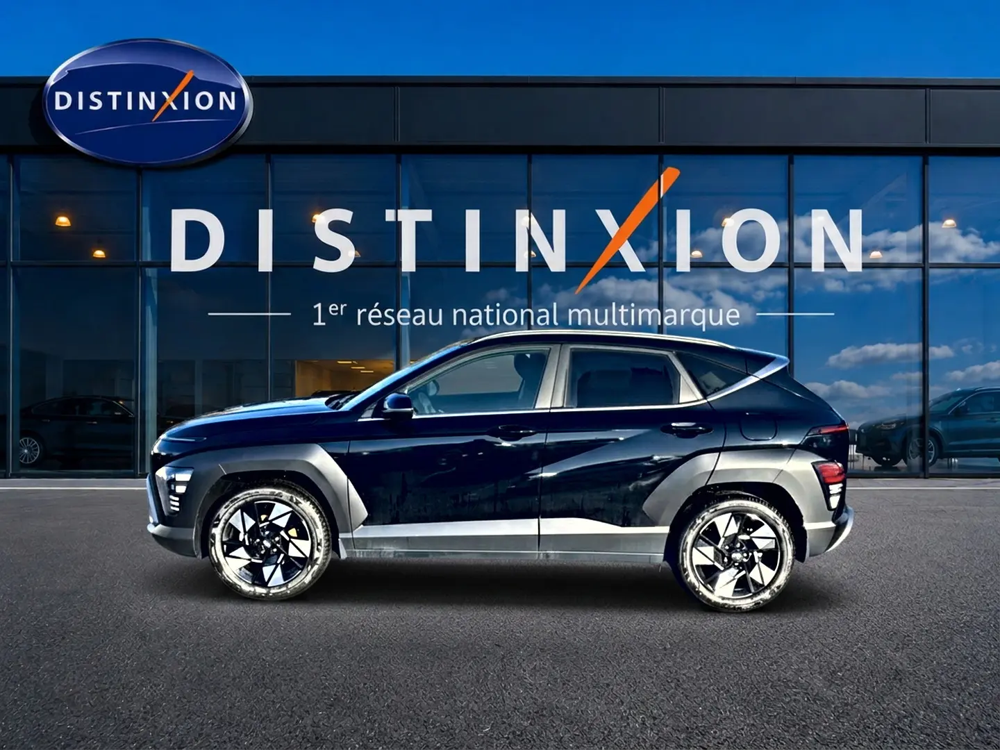 Hyundai Kona 2025 noir en profil gauche, avec jantes alliage 18 pouces et protections d'ailes gris foncé.