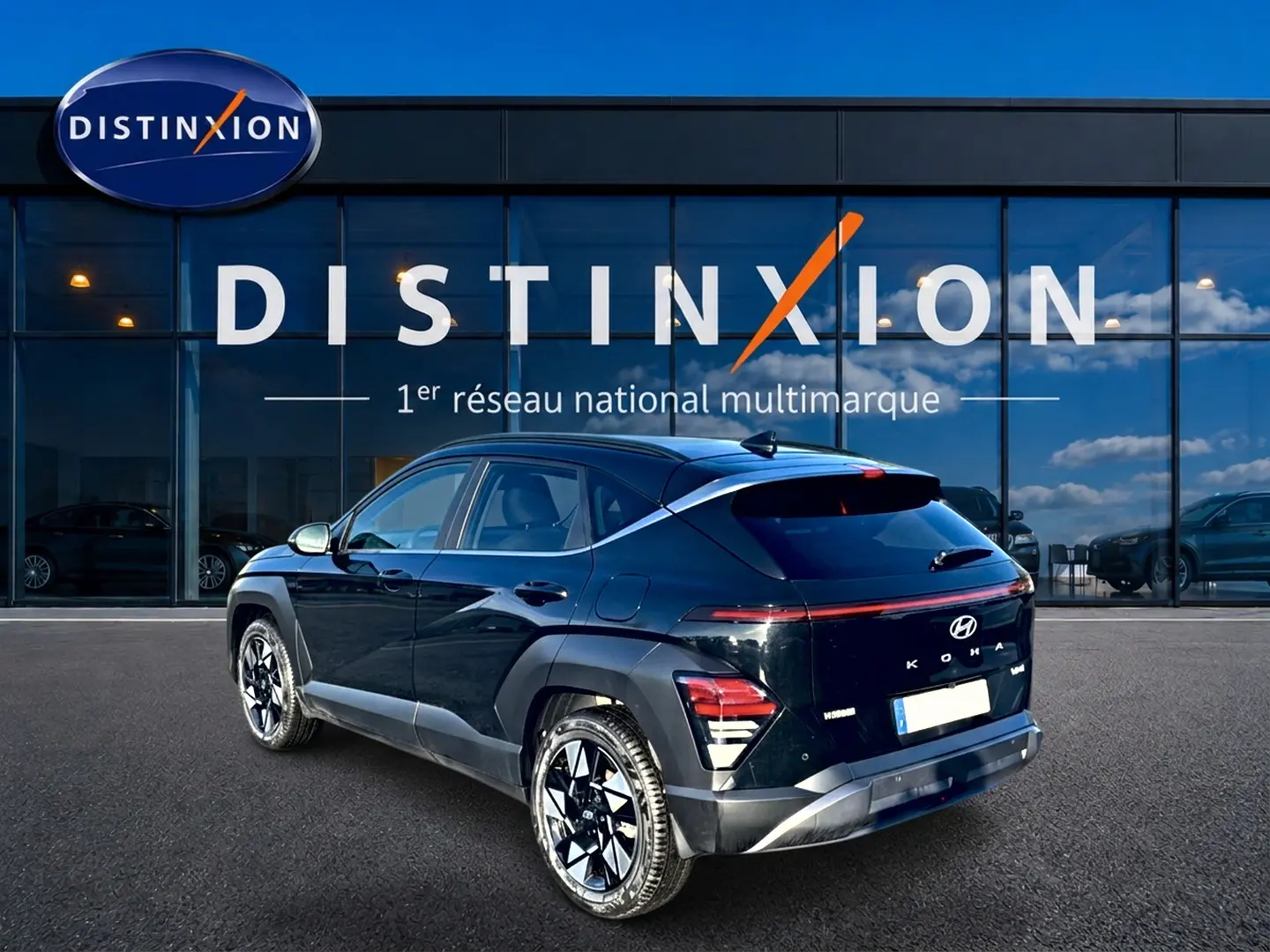 Vue 3/4 arrière droite d'un Hyundai Kona noir 2025 avec jantes alliage et bande lumineuse arrière à LED.