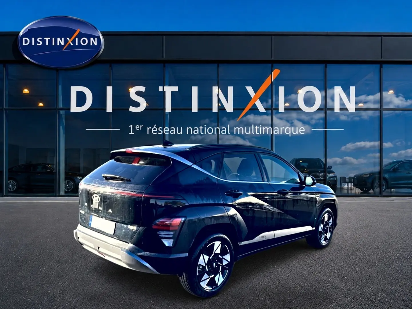 Vue 3/4 arrière droite d'un Hyundai Kona noir avec jantes alliage, devant une vitrine Distinxion.