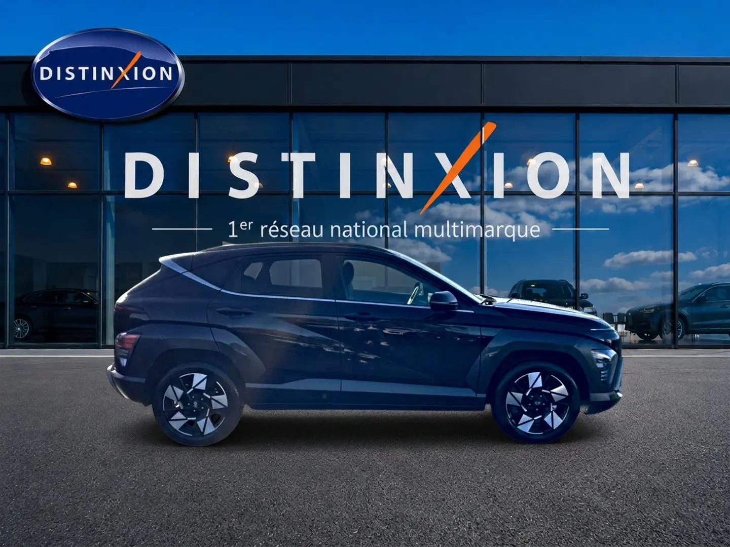 Hyundai Kona 2025 noir en profil droit devant une vitrine avec logo Distinxion en arrière-plan.