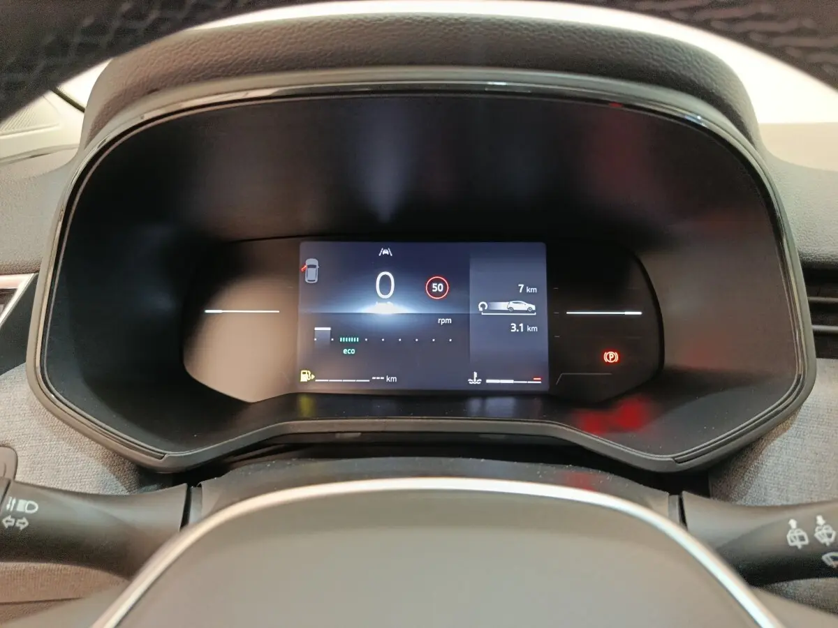 Vue rapprochée du combiné d'instruments numérique de la Renault Clio blanc 2024, affichage multifonctions actif.