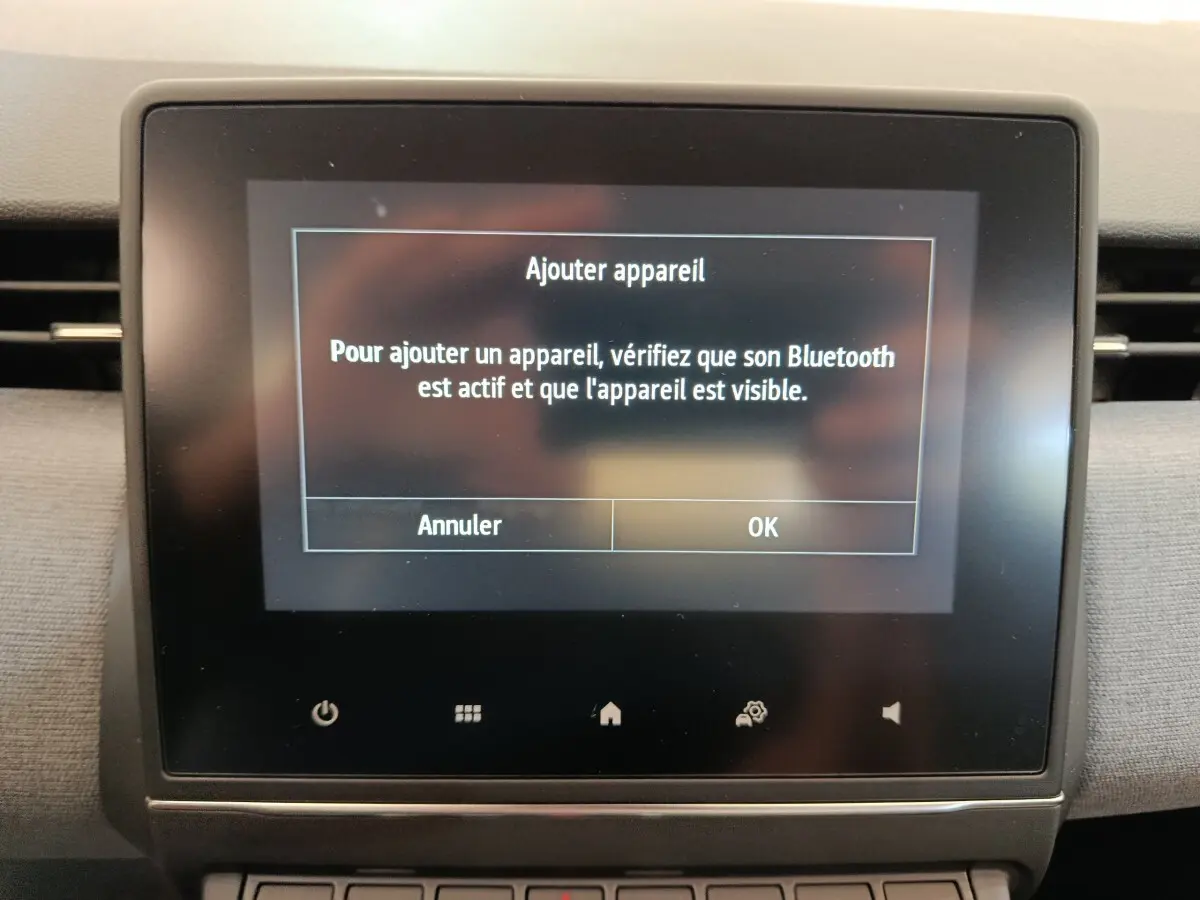 Écran tactile central de la Renault Clio blanche 2024 affichant une demande d'ajout d'appareil Bluetooth.