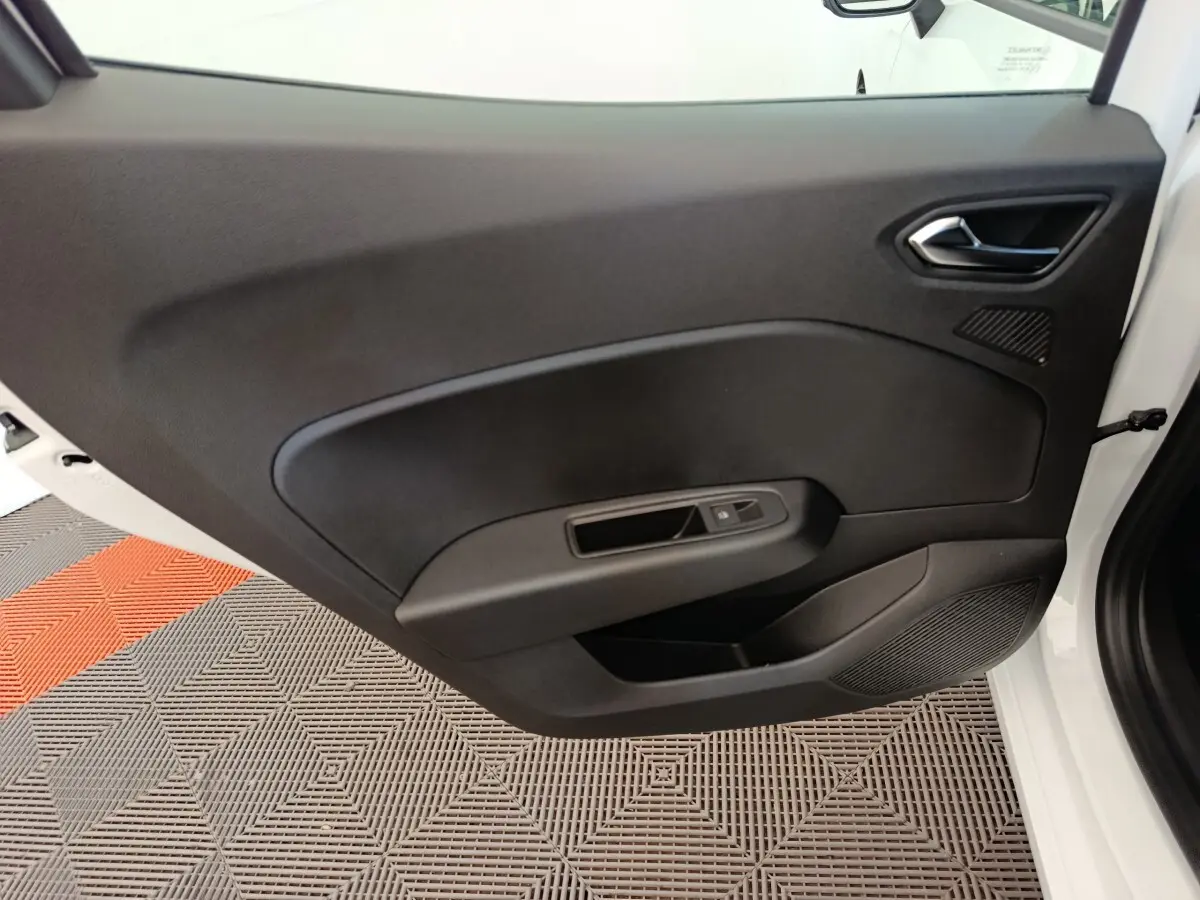 Vue intérieure de la porte avant droite noire d'une Renault Clio blanche 2024, avec poignée et commande de fenêtre.