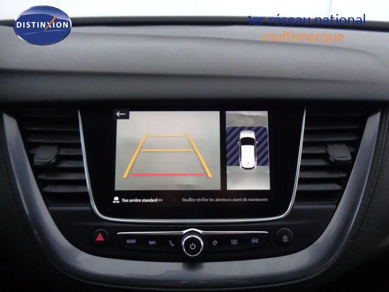 Écran central de l’Opel Grandland X blanc métal montrant la caméra de recul avec guidage et vue 360° sur tableau de bord noir.