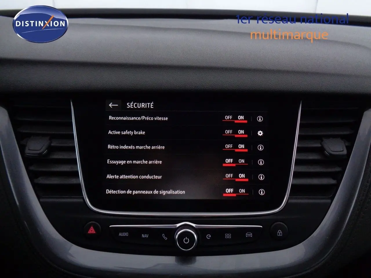 Écran tactile central de l’Opel Grandland X blanc métal affichant les options de sécurité activées.