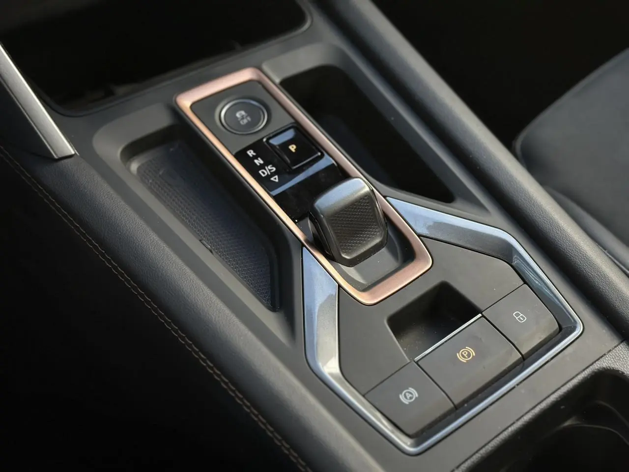 Gros plan sur la console centrale du CUPRA Formentor blanc Neige, mettant en valeur la commande de boîte automatique DSG7.