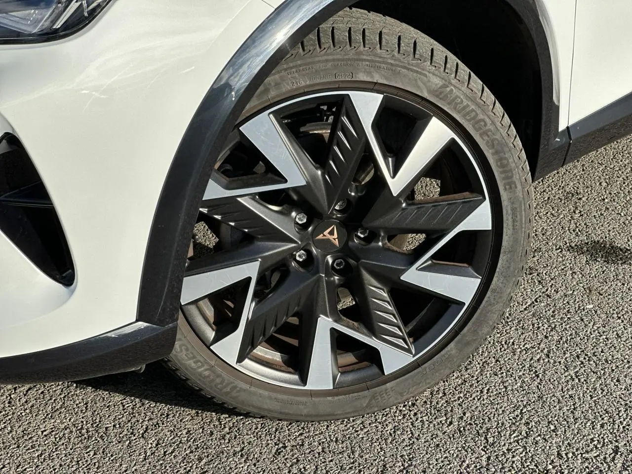 Gros plan sur la jante alliage 19'' Sandstorm du côté avant droit du CUPRA Formentor Blanc Neige 2025.