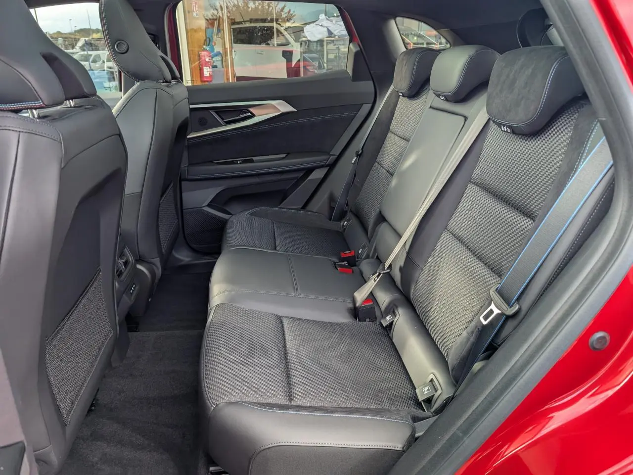 Vue côté droit de la banquette arrière en tissu carbone et Alcantara du Renault Austral rouge métallisé Esprit Alpine.