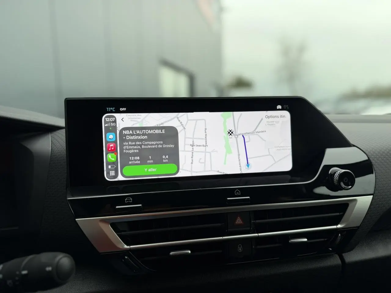 Écran tactile central du tableau de bord de la Citroën C4 2025, affichant la navigation GPS en intérieur noir et gris.