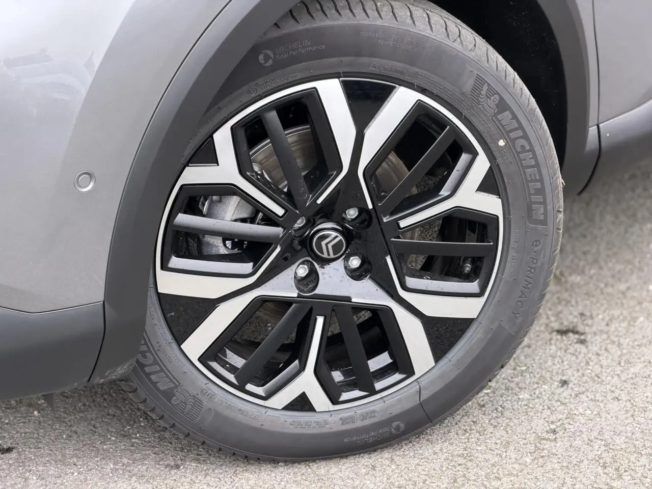 Gros plan sur la jante alliage 18'' noire et argentée du côté avant droit d'une Citroën C4 gris Mercury.