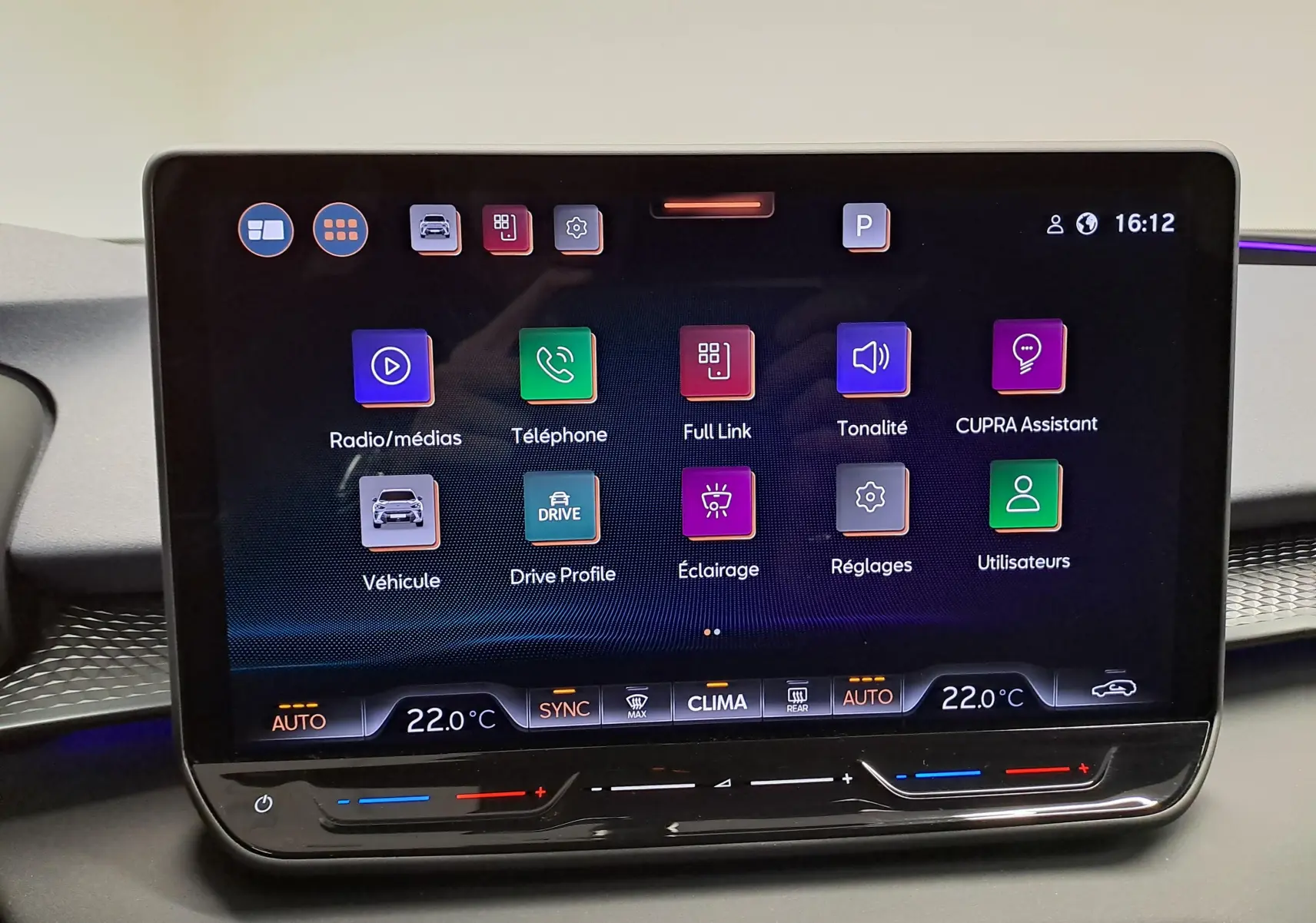 Écran tactile central du CUPRA Terramar 2025 affichant les options multimédia et climatisation, intérieur moderne.