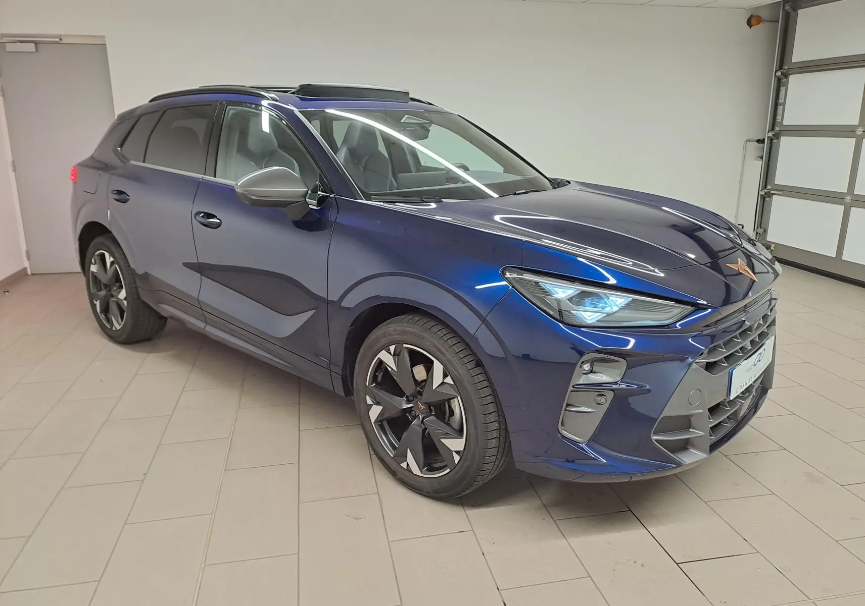 Vue 3/4 avant droite du CUPRA TERRAMAR bleu cosmos avec jantes 19'' Spectrum et toit ouvrant panoramique.