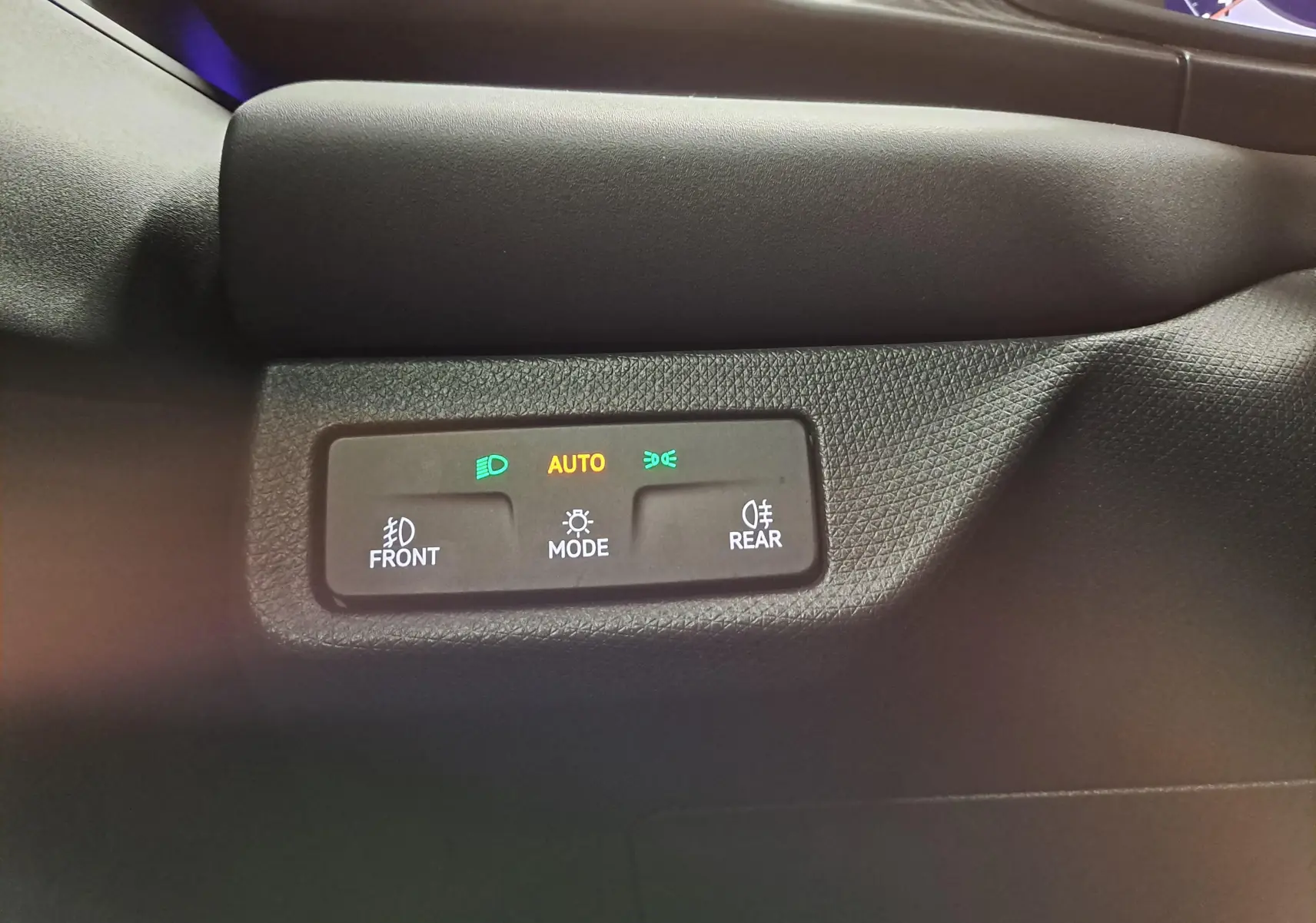 Détail du tableau de bord avec commandes d'éclairage activées sur mode auto, intérieur noir du CUPRA Terramar 2025.