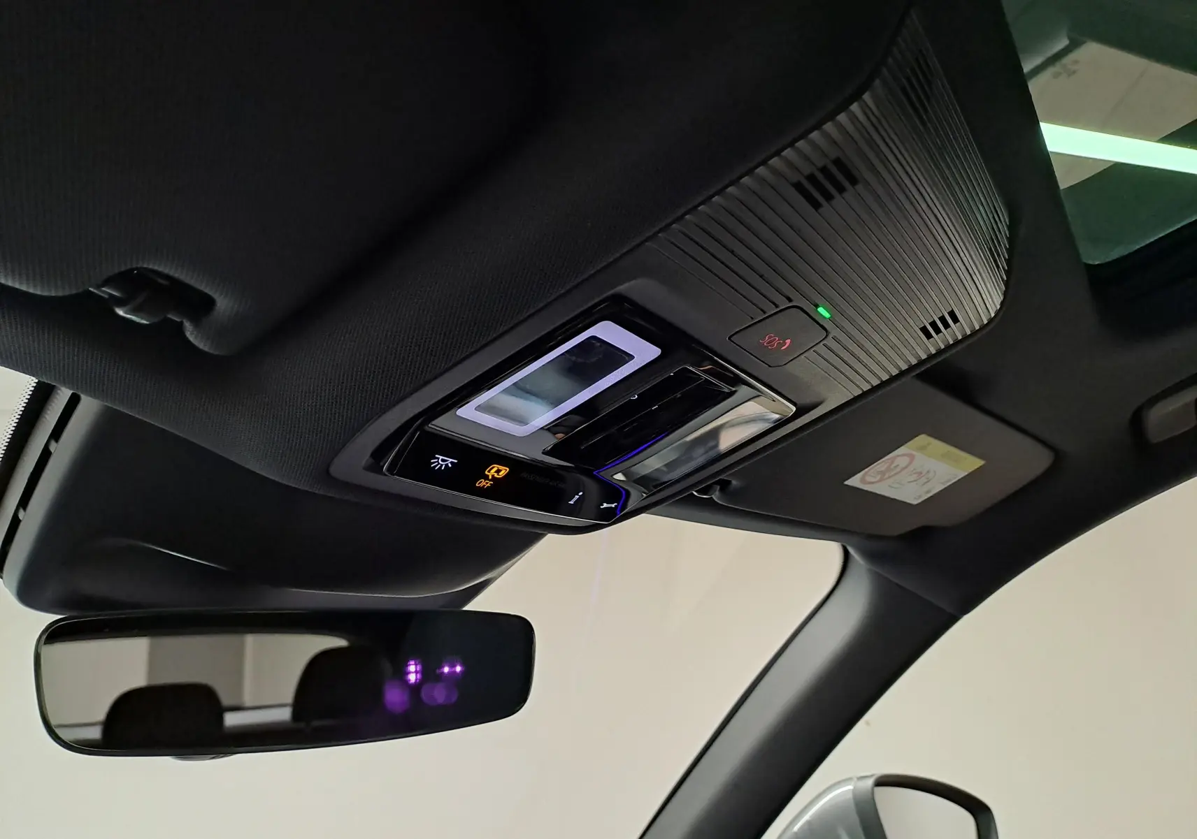 Vue intérieure du toit ouvrant panoramique et des commandes de plafonnier du CUPRA TERRAMAR 2025 en Bleu Cosmos.