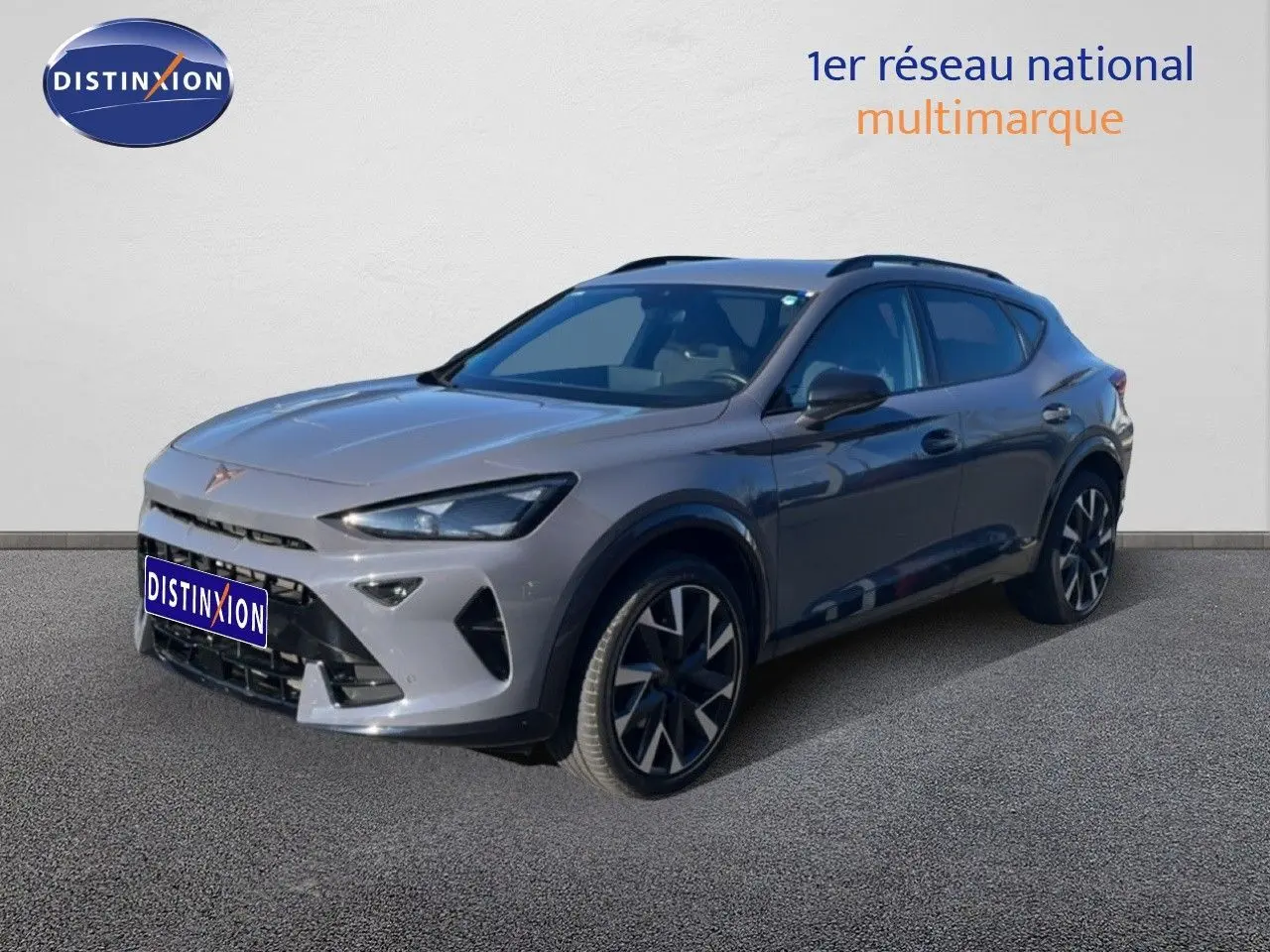 Vue 3/4 avant droite d'un CUPRA Formentor gris magnétique métallisé avec jantes bi-ton et calandre distinctive.