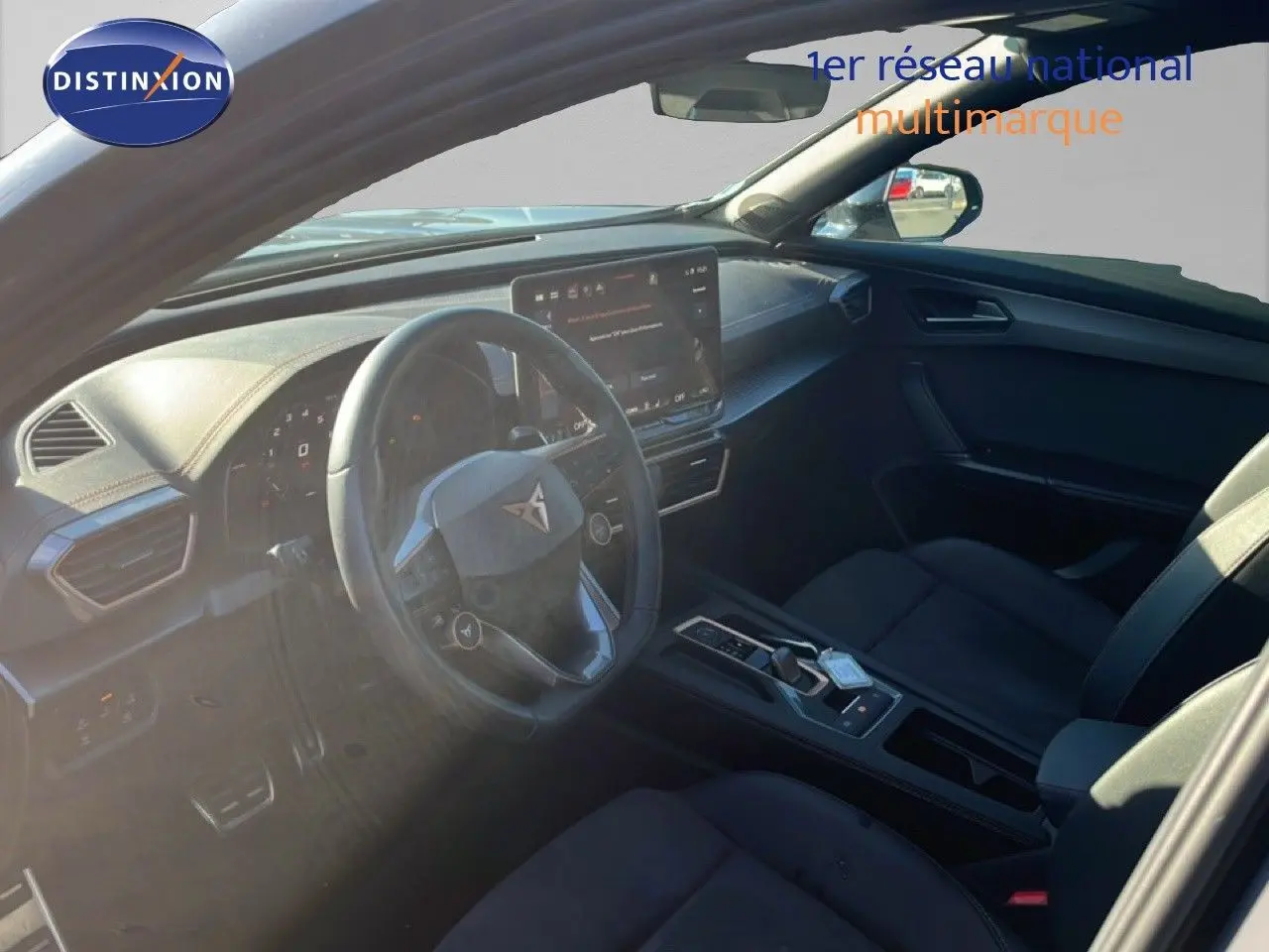 Vue intérieure côté conducteur du CUPRA Formentor 1.5 eTSI 150CH DSG7 avec tableau de bord moderne et volant multifonction.