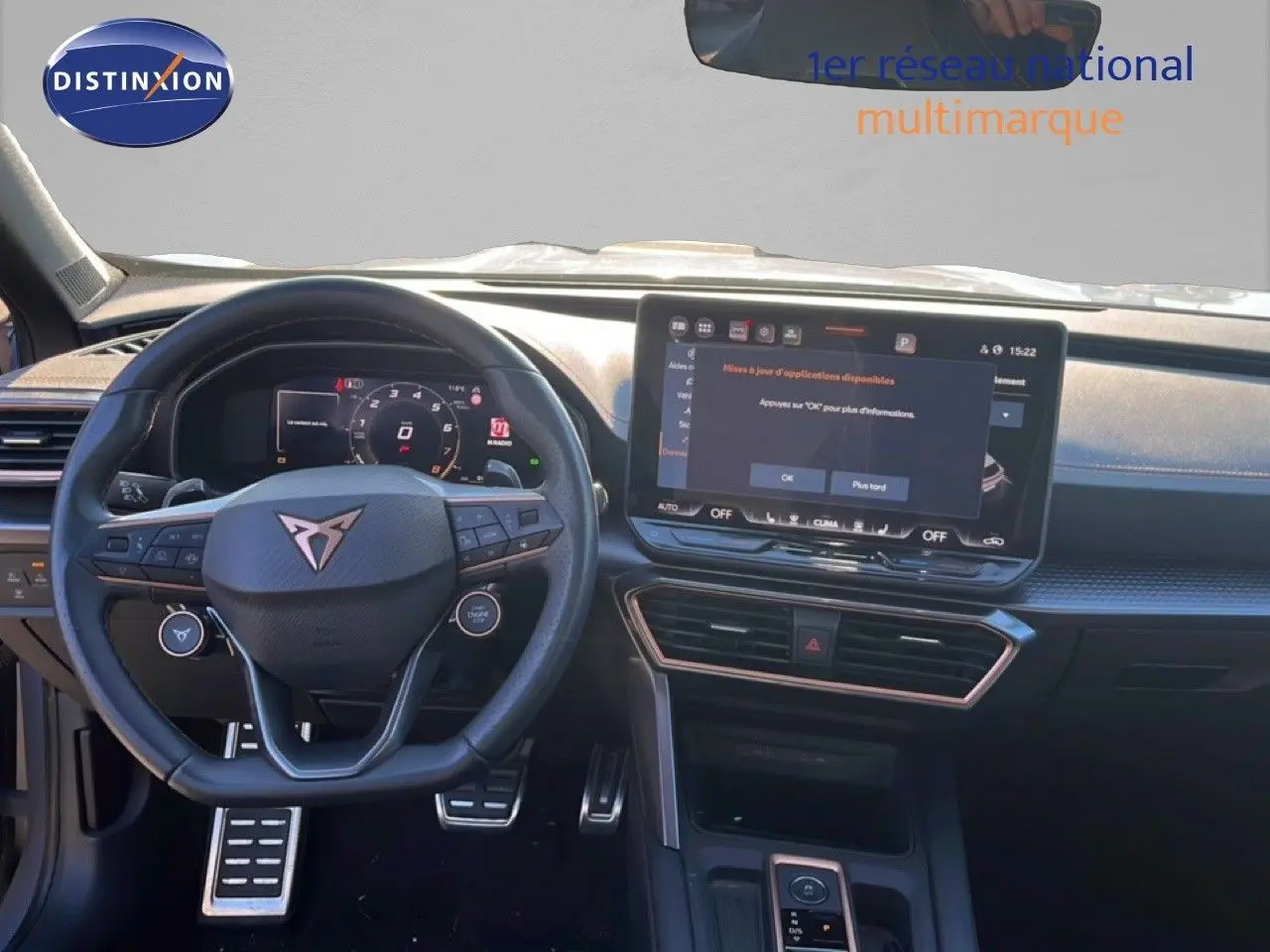 Vue intérieure centrée sur le volant et l’écran tactile du tableau de bord du CUPRA Formentor gris magnétique 2025.