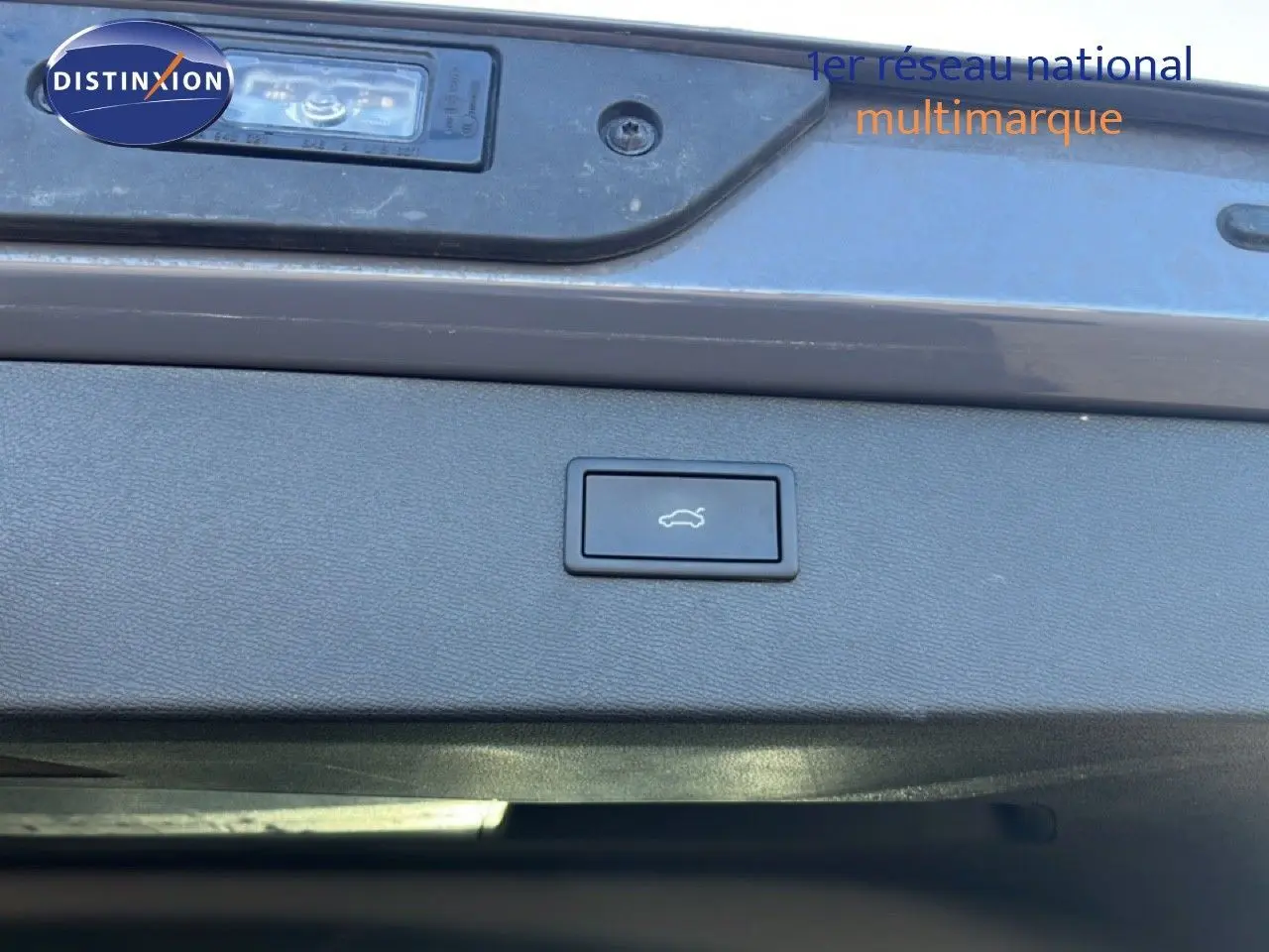 Bouton d'ouverture de coffre sur la partie intérieure du hayon d'un CUPRA Formentor gris magnétique 2025.