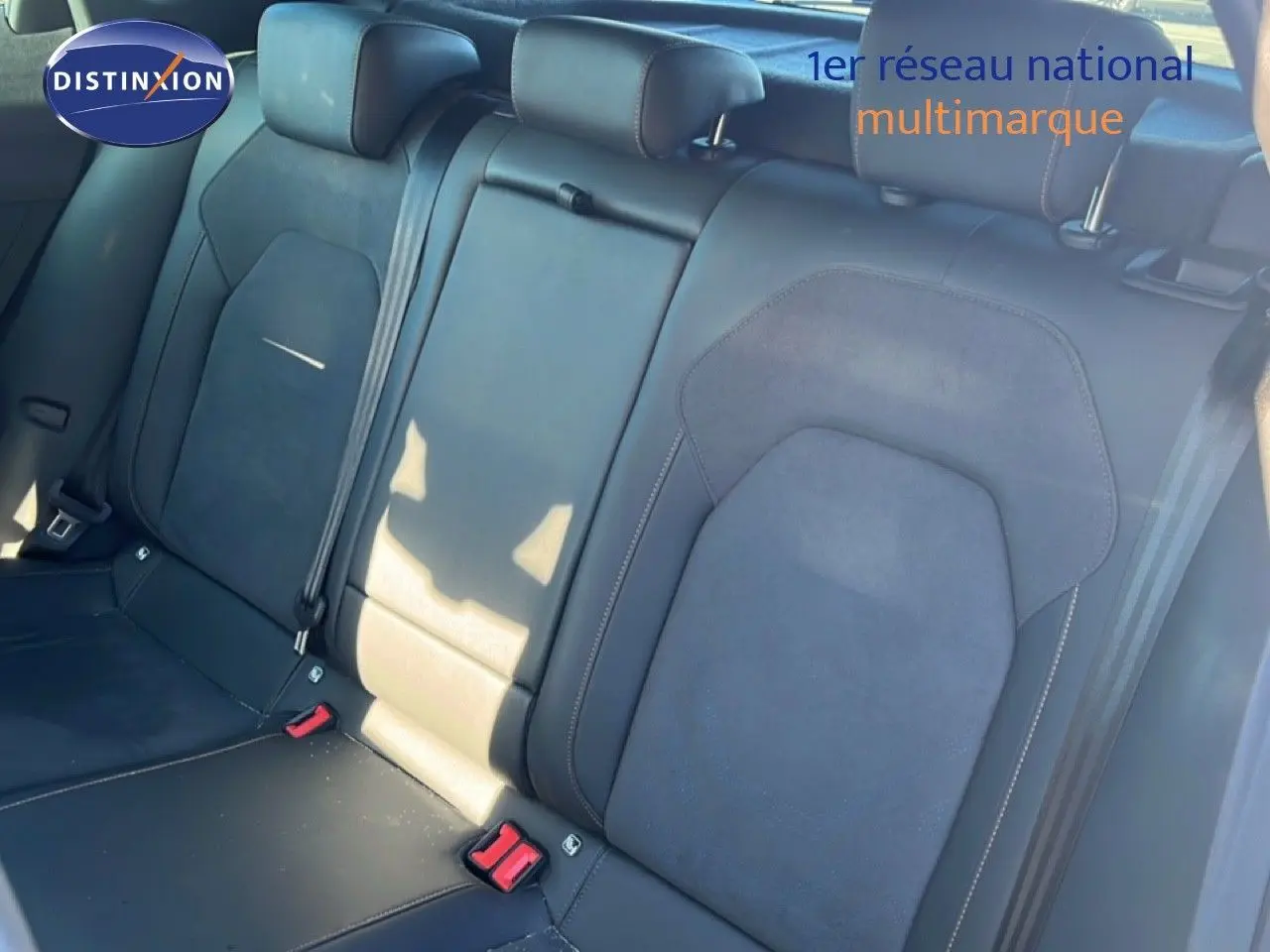 Vue intérieure sur les sièges arrière en cuir noir du CUPRA Formentor 1.5 eTSI 2025, avec ceintures de sécurité visibles.