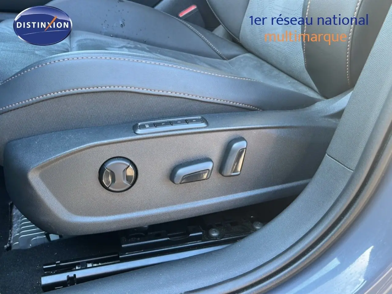 Réglages électriques du siège conducteur en cuir noir dans une CUPRA Formentor gris magnétique, vue côté gauche.