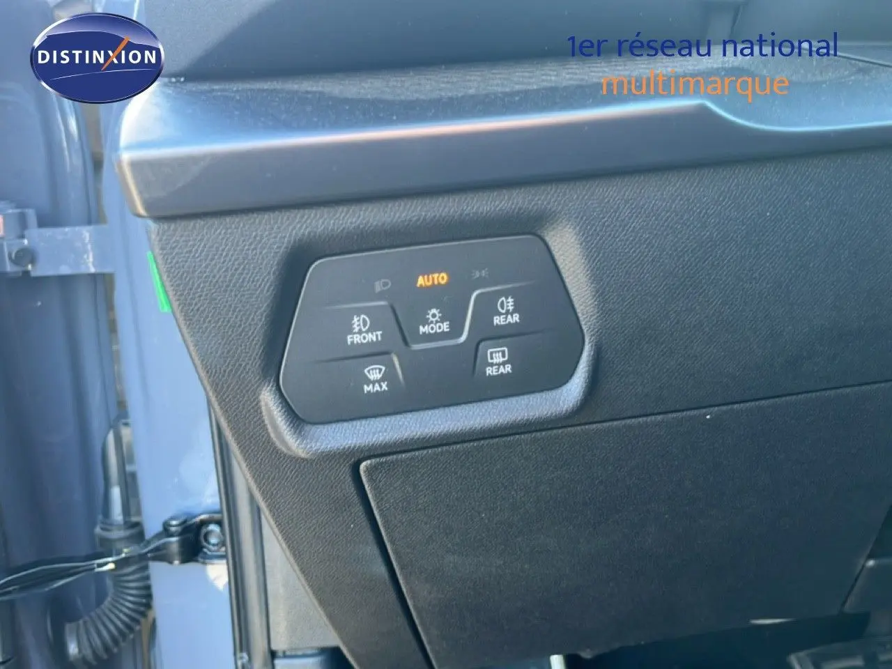 Détail du panneau de commandes d'éclairage intérieur côté gauche d'une CUPRA Formentor gris magnétique 2025.