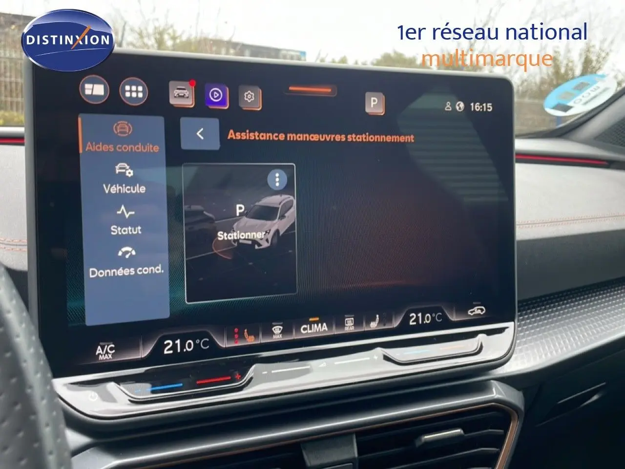 Vue intérieure centrée sur l'écran tactile du système d'assistance au stationnement du CUPRA Formentor gris métallique.