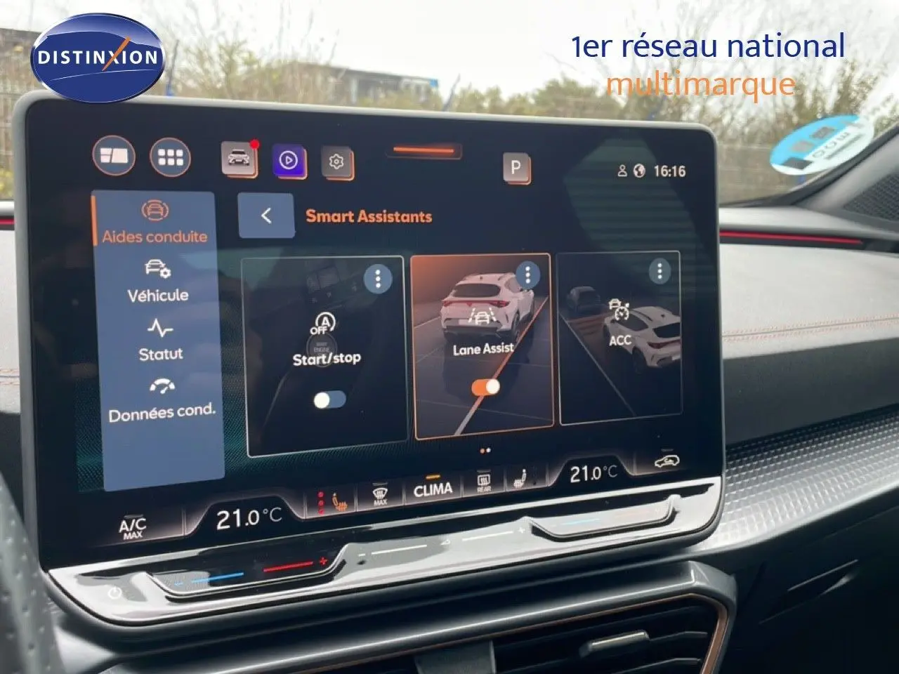 Écran tactile central affichant les assistants de conduite dans l’habitacle d’une CUPRA Formentor gris magnétique.